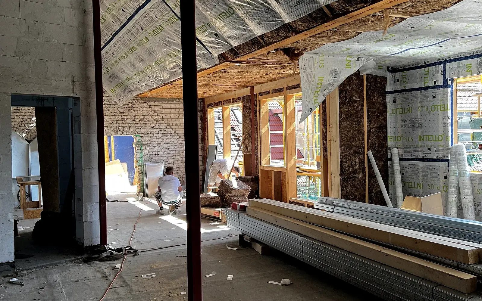 Innenausbau mit Dampfbremse und Dämmung während der Montage