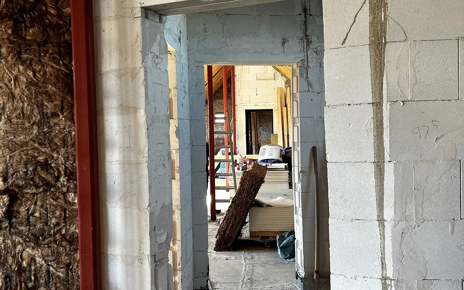 Wohnung im Rohbauzustand mit geöffneten Wanddurchbrüchen
