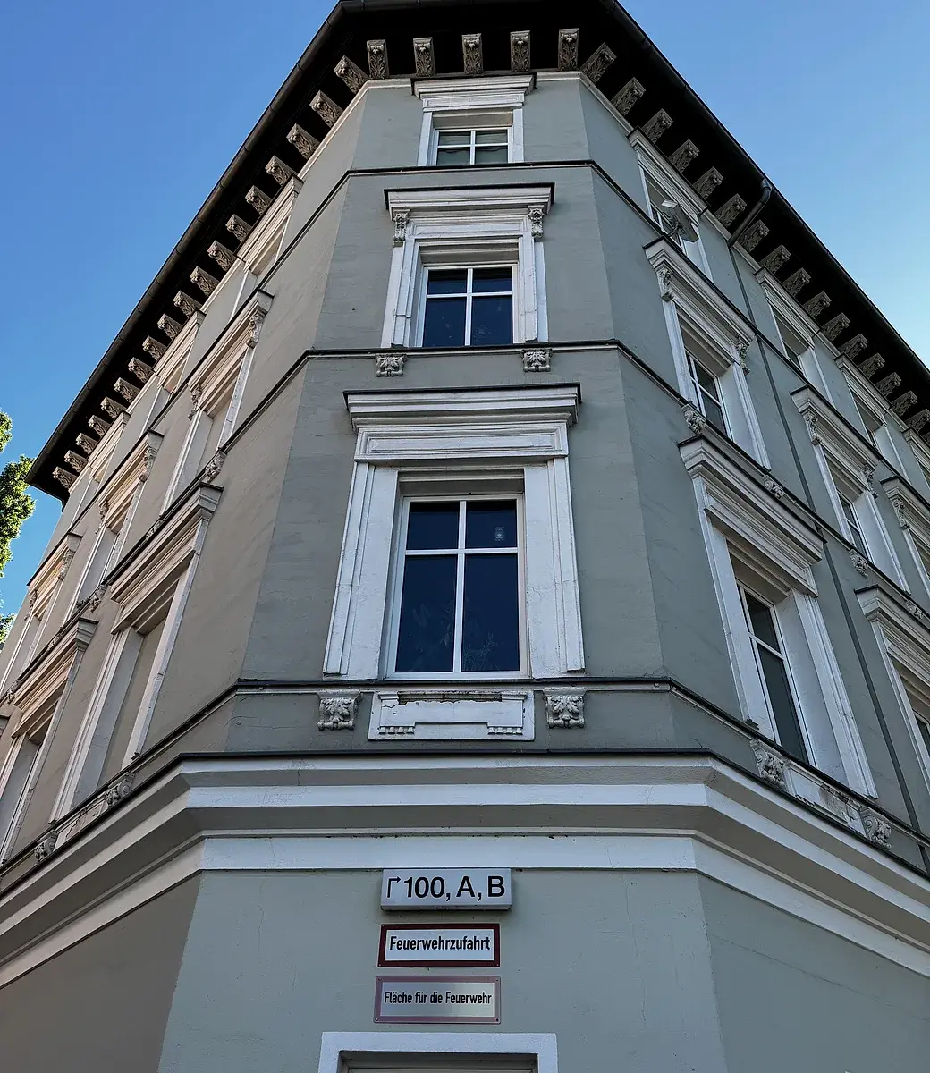 Sanierte Gründerzeitfassade mit Stuck und neuen Fenstern