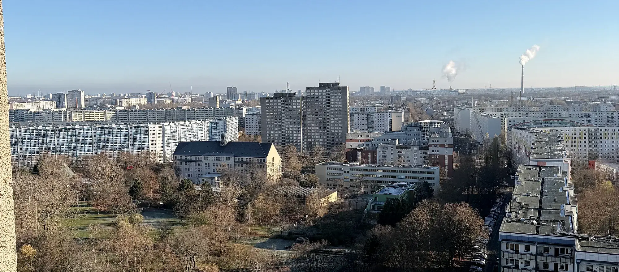Blick über Berliner Wohnquartiere vom Dach eines Bestandsgebäudes